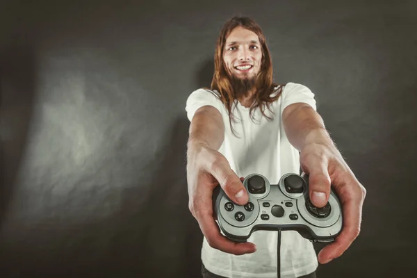 Homem feliz jogando jogos — Fotografia de Stock