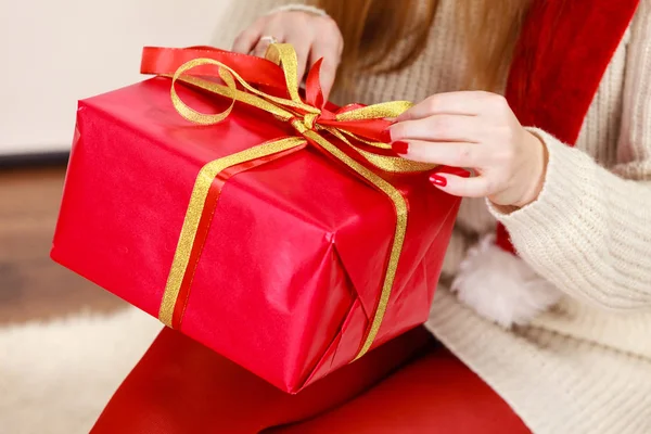 Manos femeninas con caja de regalo roja —  Fotos de Stock