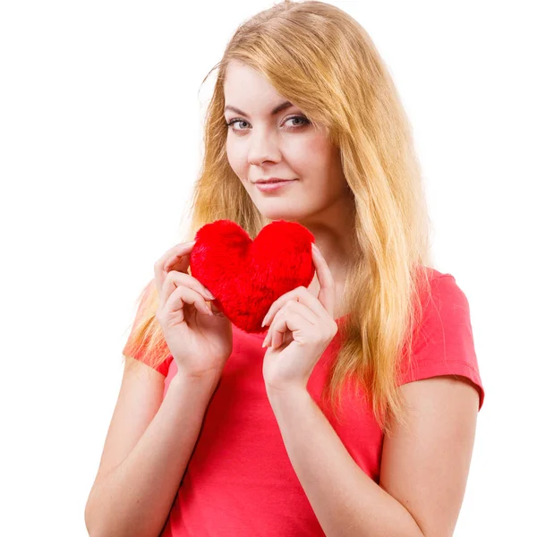 Žena blond dívka drží červené srdce lásku symbolem — Stock fotografie