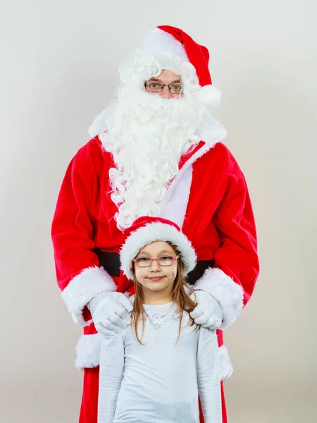 Christmas Santa Claus met meisje in hoed — Stockfoto
