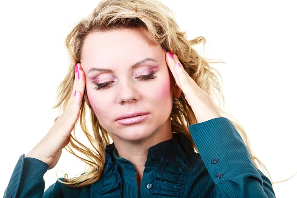 Elegante Frau mit Kopfschmerzen — Stockfoto