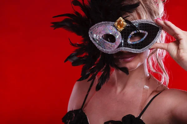Atrakcyjna kobieta sobie karnawałowe maski. — Zdjęcie stockowe