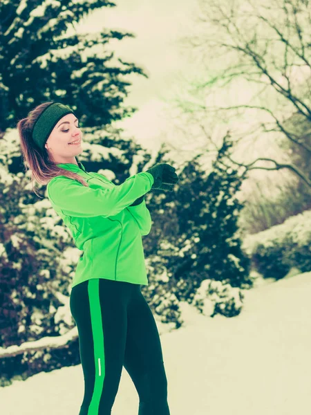 Femme fit sport modèle de formation en plein air par temps froid — Photo