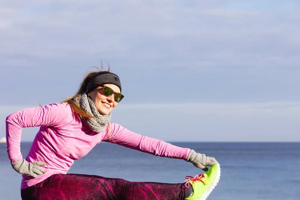 Nő fitness sport lány képzés kültéri hideg időjárás — Stock Fotó
