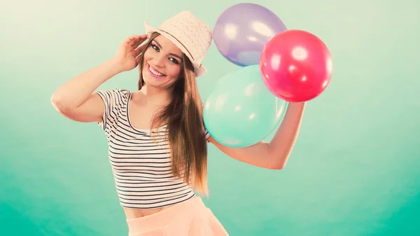 Χαρούμενο κορίτσι να διασκεδάσουν με πολύχρωμα μπαλόνια. — Φωτογραφία Αρχείου