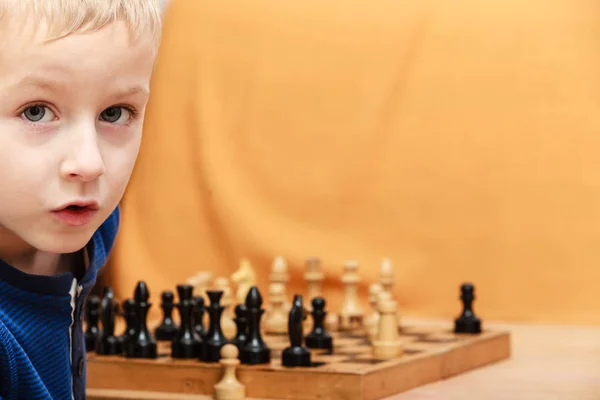 Kleiner Junge lernt Schach. — Stockfoto