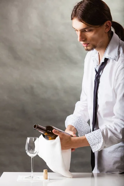 Wine steward fills glass. — Stock Photo, Image