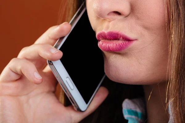 Sorrindo jovem mulher usar telefone . — Fotografia de Stock