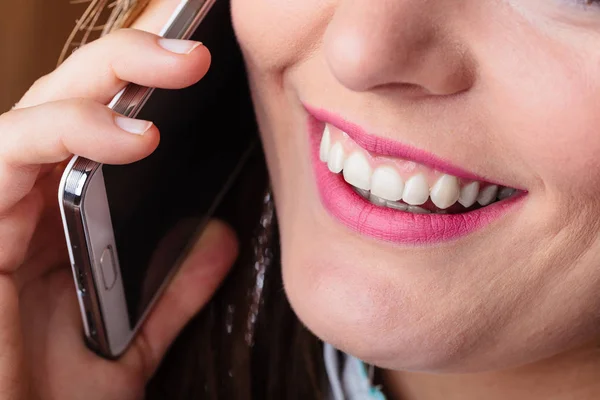 Leende ung kvinna använda telefonen. — Stockfoto