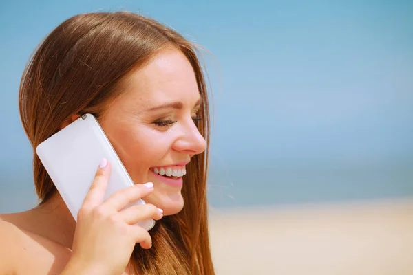 携帯電話で話しているビーチの女性. — ストック写真