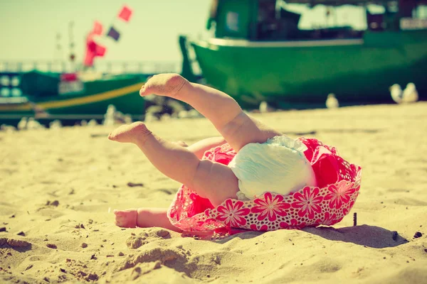Bambino piccolo caduto sulla sabbia . — Foto Stock