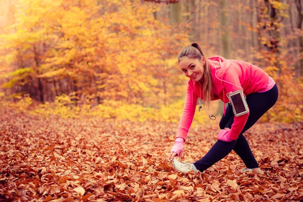 Fit meisje doen stretching outdoor. — Stockfoto