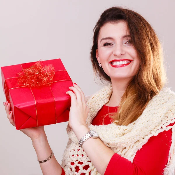 Mulher com caixa de presente de Natal vermelho — Fotografia de Stock