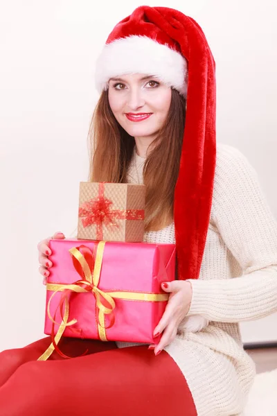 ギフト用の箱を持つ女性。クリスマスの時期 — ストック写真