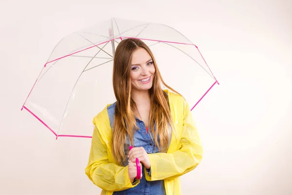 Mulher vestindo casaco impermeável sob guarda-chuva — Fotografia de Stock
