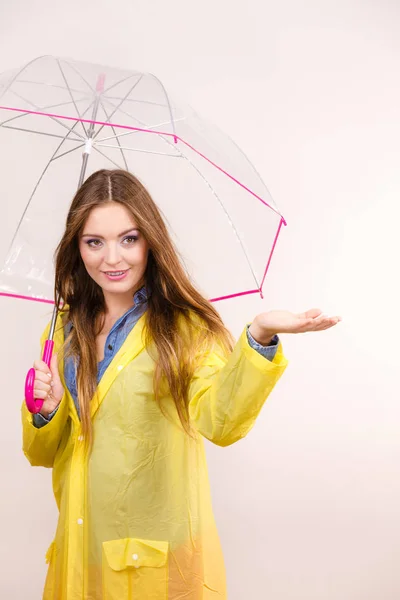 Mujer con abrigo impermeable y paraguas. Pronóstico — Foto de Stock