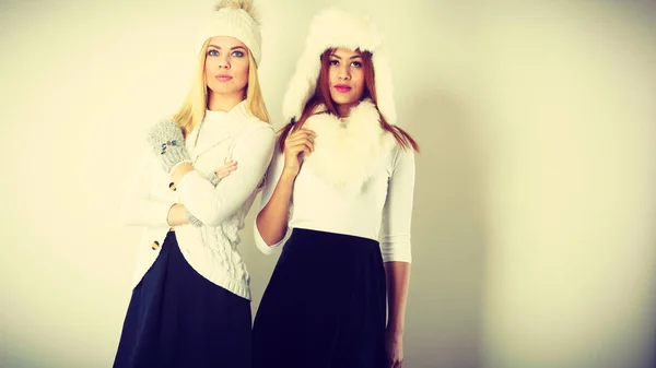 Twee vrouwen met winter kleding. — Stockfoto