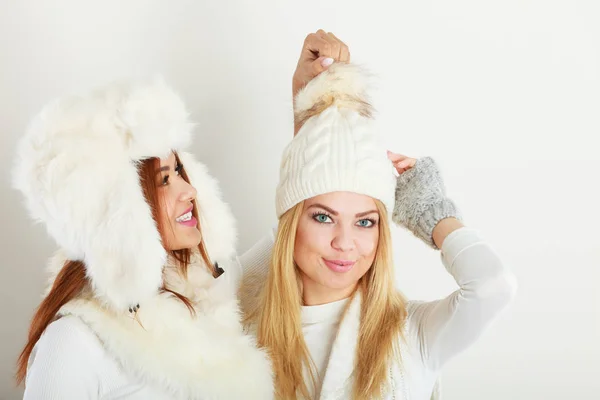 Dos mujeres con ropa de invierno . —  Fotos de Stock