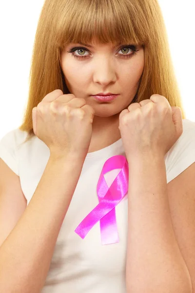 Женщина с розовой раковой лентой на груди бьет — стоковое фото