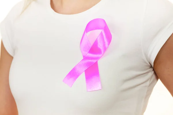 Primer plano cinta de cáncer rosa en el pecho de la mujer — Foto de Stock