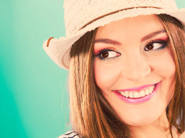 Mulher rosto colorido olhos maquiagem, verão chapéu de palha sorrindo — Fotografia de Stock