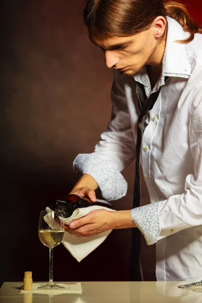 Wijn rentmeester vult glas. — Stockfoto