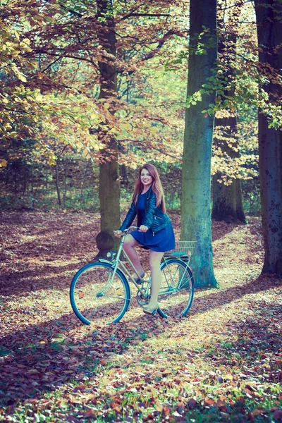 Mädchen im Kleid auf Fahrrad. — Stockfoto