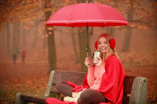 Chica sentada en el parque con paraguas —  Fotos de Stock