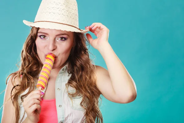 Žena v letním klobouku jíst zmrzlinu — Stock fotografie