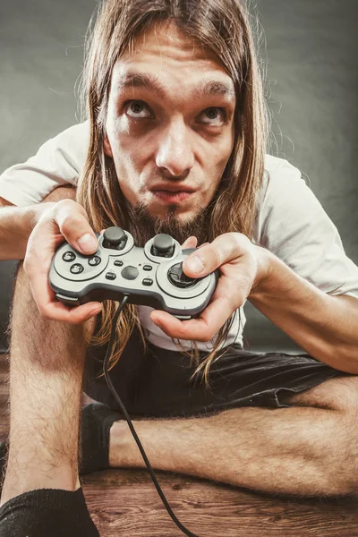Männliche Spieler konzentrieren sich auf Spiele — Stockfoto