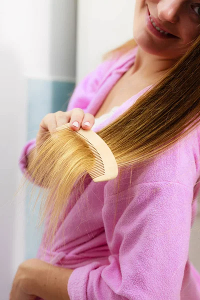浴室で彼女の長い髪を梳く女たち — ストック写真
