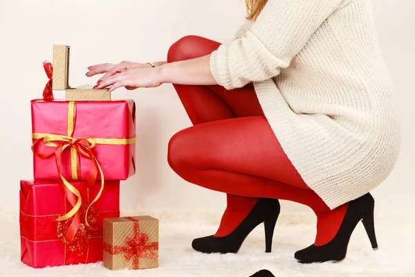 Frau mit vielen Geschenkschachteln öffnet goldene Schachtel mit Schmuckperlen — Stockfoto