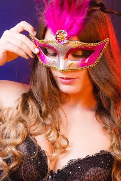 Femme sensuelle avec masque de carnaval . — Photo