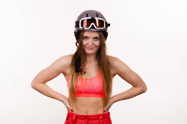 Сильная женщина в спортивном шлеме . — стоковое фото
