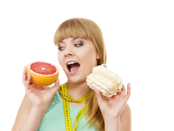 Vrouw kiezen van fruit of cake maken dieet keuze — Stockfoto