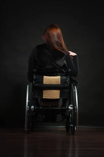 Menina sentada na cadeira de rodas . — Fotografia de Stock