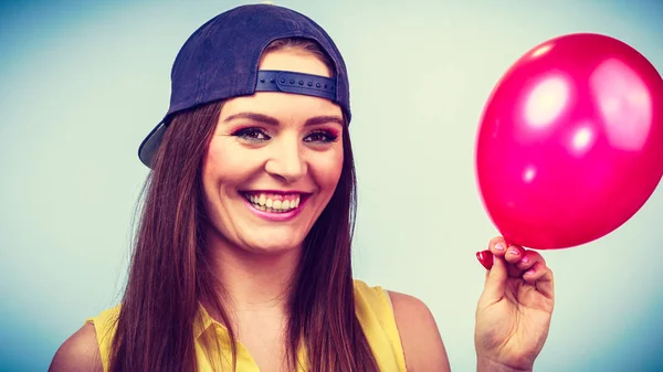 Happy dospívající dívka s červeným balónkem. — Stock fotografie