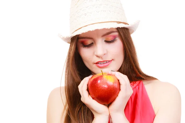 Mulher chapéu de verão maquiagem colorida detém fruta de maçã — Fotografia de Stock