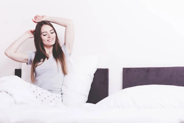 Dívka zívání v posteli. — Stock fotografie