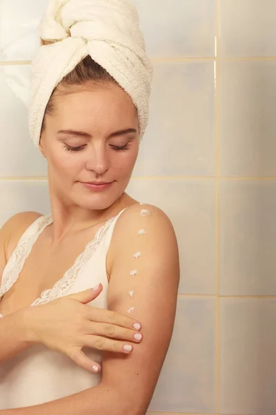 Donna che applica crema idratante sul suo corpo — Foto Stock
