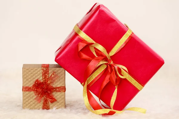 Két ajándék doboz piros és arany — Stock Fotó