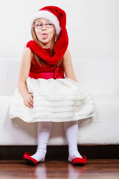 Chica en sombrero de santa haciendo cara divertida — Foto de Stock