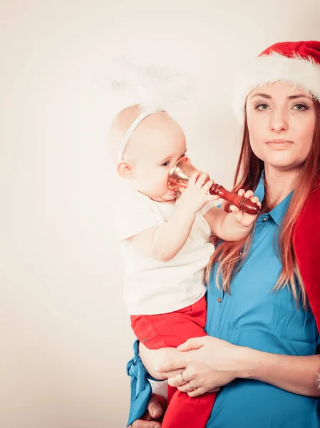 입고 산타 모자 들고 아기를 어머니 — 스톡 사진