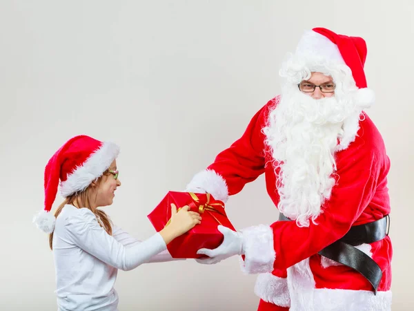 Санта-Клаус сражается с девушкой в настоящее время — стоковое фото