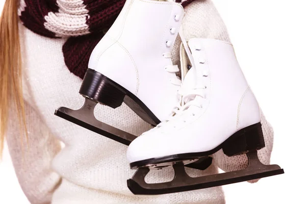 Mujer con patines de hielo preparándose para patinar sobre hielo —  Fotos de Stock
