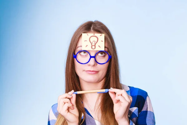 Vrouw denken licht idee lamp op hoofd — Stockfoto