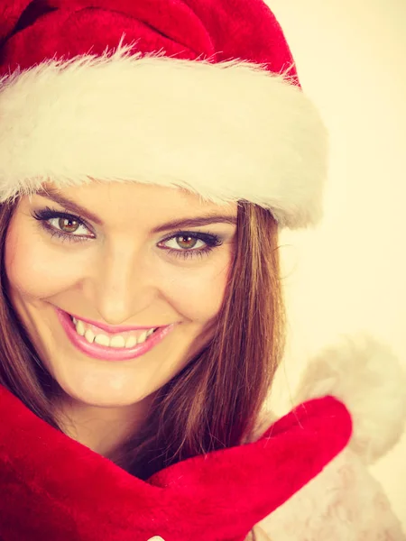 Donna in cappello Babbo Natale libero e felice ridendo — Foto Stock