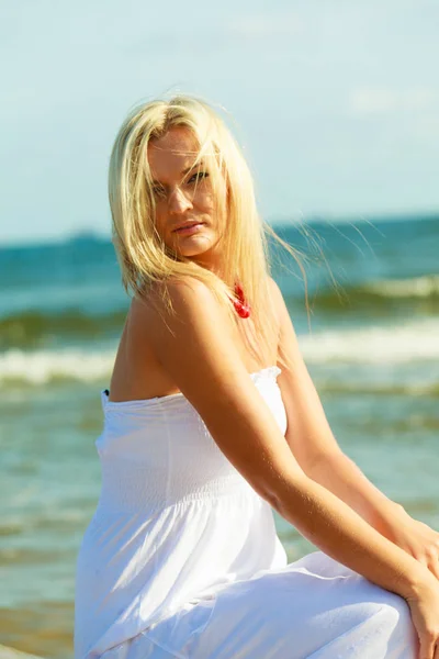 Jonge dame op zonnig strand. — Stockfoto