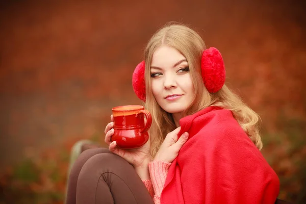 Ragazza con tazza nel parco . — Foto Stock