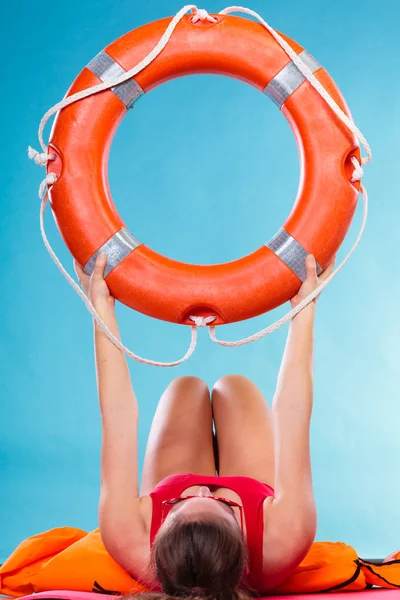 Mulher segurando anel de bóia vida — Fotografia de Stock